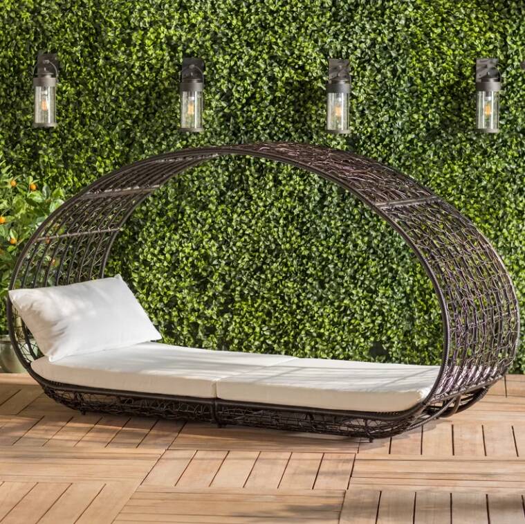 Outdoor Wicker Patio Daybed w/ Cushions