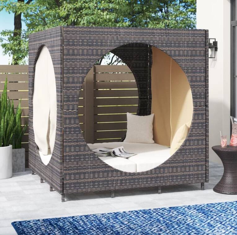 Outdoor Wicker Patio Daybed w/ Cushions